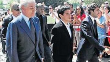 <b>GRAN REPRESENTACIÓN. </b>Calderón, Saviola, Raúl, Mijatovic, Guti y Baptista a su llegada al cementerio.