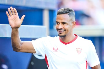 El ancla del Sevilla en las dos ltimas Europa League est libre tras rescindir su contrato. Antes de pasar por el club de Nervin pareca haber dado un paso al lado para jugar en el Galatasaray, pero los hispalenses le recuperaron para ser clave en su centro del campo. En su carrera tambin ha jugado en el Manchester City, Oporto y Estrela Amadora. Mucha experiencia para la medular.