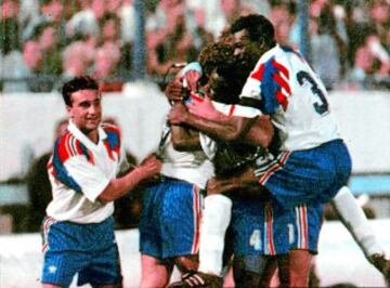 La trayectoria de Francia fue intachable en esta fase: ocho partidos, ocho victorias y líder de grupo. En la imagen, el conjunto galo celebra la clasificación. 