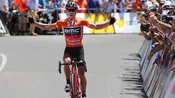 Richie Porte celebra su victoria en la cima de Willunga Hill en el Tour Down Under 2017.