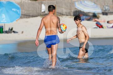 El jugador portugués disfruta de las maravillosas playas ibicencas en compañía de un nutrido grupo de amigos mientras espera decidir su futuro.