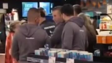 DT del fútbol chileno vive tenso momento en servicentro: esto le gritaron los hinchas