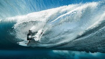 El surfista Ace Buchan intenta escapar de un tubo que le cierra en la ola de Teahupoo (Tahití, Polinesia sa), en lo que es la foto ganadora del Red Bull Illume 2019.