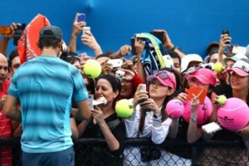 Rafa, firmando autógrafos.