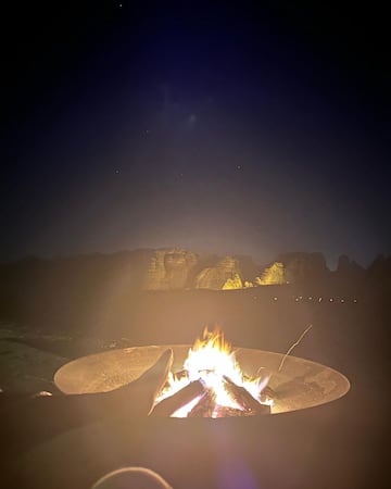 Cristiano Ronaldo y su novia, Georgina Rodríguez han realizad días atrás una romántica escapada al desierto de Arabia Saudí. El complejo donde se han hospedado se llama Banyan Tree AlUla siendo uno de los destinos turísticos de Arabia Saudí más solicitados por personas de alto standing, ya que el precio por noche para dos personas oscina entre los 5.000 y los 10.000 euros.