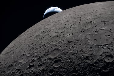 Vista de la Tierra, parcialmente oculta por la Luna, fotografiada a través de la ventana de la nave espacial Orión a las 18:41 EDT (22:41 GMT), tan solo tres minutos antes de que la nave y su tripulación se ocultaran tras la Luna y perdieran contacto con la Tierra durante 40 minutos antes de reaparecer en el otro lado durante el sobrevuelo de la Luna por la misión Artemis II. Según los datos del archivo de imagen, la fotografía fue tomada con una cámara Nikon D5 y un objetivo de 80-400 mm.