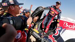 El piloto español ha conseguido su tercer Rally Dakar (tras las de 2010 con Volkswagen y 2018 con Peugeot) tras hacer valer a la perfección sus diez minutos de ventaja perdiendo sólo cuatro con Al Attiyah. De esta manera Carlos Sainz consigue batir su propio récord como el vencedor más longevo de la prueba.