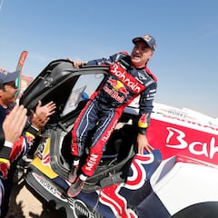 La emotiva celebración de Carlos Sainz tras conseguir su tercer Dakar