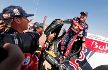 El piloto español ha conseguido su tercer Rally Dakar (tras las de 2010 con Volkswagen y 2018 con Peugeot) tras hacer valer a la perfección sus diez minutos de ventaja perdiendo sólo cuatro con Al Attiyah. De esta manera Carlos Sainz consigue batir su propio récord como el vencedor más longevo de la prueba.