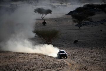 Los argentinos Orlando Terranova y Bernardo Grue durante la segunda etapa del Dakar entre Al Wajh y Neom. 