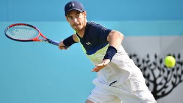 Andy Murray devuelve una bola ante Nick Kyrgios durante el ATP Queen&#039;s Club Championships de 2018.