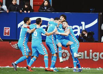 Osasuna - Atlético de Madrid: Se quejó Sergio Rico de una posible falta cuando salía a despejar de puños el esférico, pero el árbitro dijo que no hay nada y el portugués remató a placer dentro del área para poner por delante a los rojiblancos.