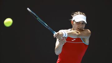 Melbourne (Australia), 15/01/2024.- Rebeka Masarova of Spain in action during the Women's 1st round match against Aliaksandra Sasnovich of Belarus at the Australian Open tennis tournament in Melbourne, Australia, 15 January 2024. (Tenis, Bielorrusia, España) EFE/EPA/MAST IRHAM