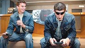 <b>DOS JUGONES</b>. Iker Pavón, ayer, en un acto publicitario