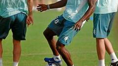 Emana ya ejerce de líder con el 20 a la espalda