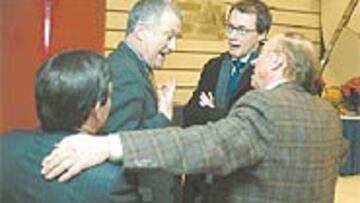 <b>LA BRONCA.</b> La UCI, a través de Alain Rumpf y Philippe
Chevalier, advirtió el miércoles a Pepe Quiles y Vicente Belda, en una acalorada discusión, de que esta noche se cierra el plazo.