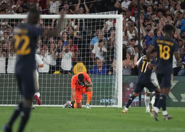El lamento del guardameta Marco Sportiello tras el tanto del jugador uruguayo del Real Madrid Fede Valverde.