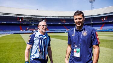 RÓTERDAM (PAÍSES BAJOS), 17/06/2023.- Luis de la Fuente, seleccionador español, junto al centrocampista Rodri Hernández (d), momentos antes de la rueda de prensa que ofrecieron este sábado en Róterdam donde se jugará la final de la tercera edición de la Liga de Naciones, que disputan España y Croacia. EFE/RFEF/Pablo García -SOLO USO EDITORIAL, SOLO DISPONIBLE PARA ILUSTRAR LA NOTICIA QUE ACOMPAÑA (CRÉDITO OBLIGATORIO)-