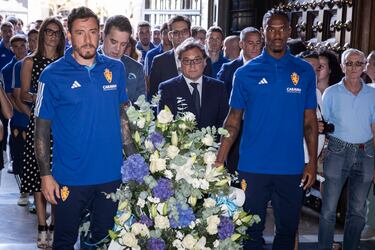 Cristian Álvarez y Jair encabezan la expedición del Real Zaragoza a la entrada de la Basílica del Pilar.