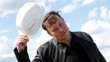 SpaceX founder and Tesla CEO Elon Musk holds a helmet as he visits the construction site of Tesla&#039;s gigafactory in Gruenheide, near Berlin, Germany, May 17, 2021. REUTERS/Michele Tantussi