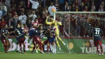 Oblak despeja un balón en Granada.