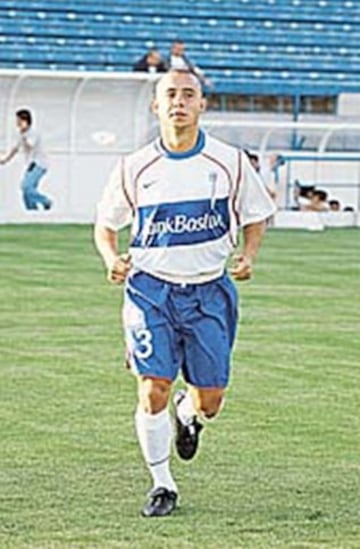 Eduardo Arancibia jugó por Universidad de Chile entre los años 1996 y 2000. Se fue a México, y volvió a la U en el 2001. En el 2002 jugó por Universidad Católica.