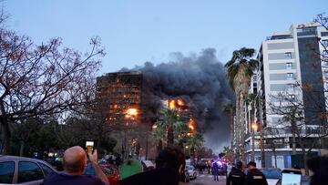 Las llamas devoran dos edificios en el barrio de Campanar, a 22 de febrero de 2024, en Valencia, Comunidad Valenciana (España). Un incendio de grandes dimensiones ha arrasado un edificio de 14 plantas en el barrio valenciano de Campanar. El fuego, originado en el cuarto piso del inmueble, ha generado una gran columna de llamas y una densa humareda que ha afectado a varias plantas del edificio. El 112 ha movilizado diez dotaciones de bomberos, dos SAMU y un SVB hasta el lugar del incendio.
22 FEBRERO 2024;INCENDIO;EDIFICIO;LLAMAS;FUEGO;
Eduardo Manzana / Europa Press
22/02/2024