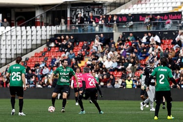 Rubén de la Red, exfutbolista y entrenador español, controla el balón durante el encuentro.