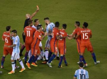 Heber Lopes le muestra la roja a Marcelo Díaz.