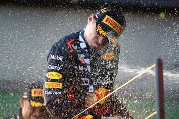 Alegría de Max Verstappen tras conseguir la victoria en el Gran Premio de Australia de la Fórmula 1.