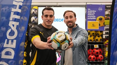 Nicolás Ordoqui y Rivillos, con el balón de la Intercontinental.