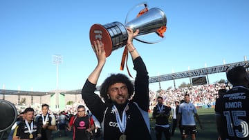 Futbol, Deportes Copiapo vs Colo Colo.
Fecha 30, Campeonato Nacional 2024.
El jugador de Colo Colo Maximiliano Falcon celebra con la copa la victoria contra de Deportes Copiapo durante el partido de primera division disputado en el estadio Luis Valenzuela en Copiapo, Chile.
10/11/2024
Javier Salvo/Photosport
Football, Deportes Copiapo vs Colo Colo
30th turn, 2024 National Championship.
Colo Colo«s player Maximiliano Falcon celebrate victory with the cup against of Deportes Copiapo during the first division match held at the Luis Valenzuela stadium in Copiapo, Chile.
10/11/2024
Javier Salvo/Photosport