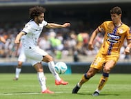 MEX5496. CIUDAD DE MÉXICO (MÉXICO), 17/09/2023.- César Huerta (i) de Pumas disputa un balón con Rodrigo Dourado (d) del Atlético San Luis, hoy, durante un juego por la jornada 8 del torneo Apertura 2023 de la Liga MX del fútbol mexicano, en el estadio Olímpico Universitario de la Ciudad de México (México). EFE/ Alex Cruz