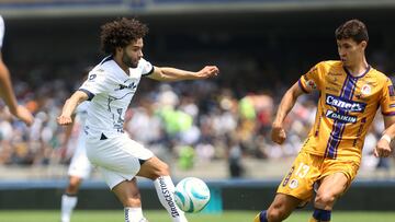 MEX5496. CIUDAD DE MÉXICO (MÉXICO), 17/09/2023.- César Huerta (i) de Pumas disputa un balón con Rodrigo Dourado (d) del Atlético San Luis, hoy, durante un juego por la jornada 8 del torneo Apertura 2023 de la Liga MX del fútbol mexicano, en el estadio Olímpico Universitario de la Ciudad de México (México). EFE/ Alex Cruz
