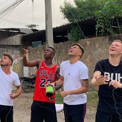 Vinicius apura sus vacaciones con fútbol, surf y cometas