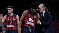 Moneke, con Ivanovic, durante el Baskonia-Partizán de la 6ª jornada de la Euroliga 2023-24.