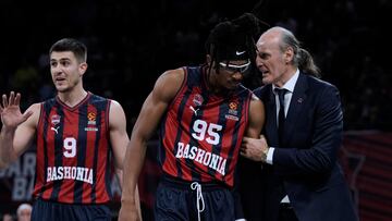 Moneke, con Ivanovic, durante el Baskonia-Partizán de la 6ª jornada de la Euroliga 2023-24.