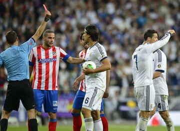 Cristiano únicamente sabía lo que era ganar contra el Atlético. Ocho partidos, aunque sin participar en dos de ellos, y todos cerrados con triunfo. Hasta que el 17 de mayo de 2013 el equipo colchonero dio por fin un carpetazo a su bloqueo contra el máximo rival y lo hizo en toda una final de Copa del Rey en el Santiago Bernabéu. Cristiano se elevó en un córner para adelantar al Real Madrid en lo que parecía que sería un día más en la oficina para el portugués. Sin embargo, cuando las esperanzas atléticas podían ir apagándose después de 13 años seguidos sin vencer en el derbi, el equipo de Simeone fue capaz de darle la vuelta al marcador y levantar el título. Diego Costa puso el empate todavía en la primera mitad, el Madrid concentró ocasiones sin marcar y el Atlético fue creciendo en la prórroga, hasta que Miranda hizo el 1-2 definitivo. La frustración se fue apoderando de Cristiano, que, en los últimos instantes, tras recibir una falta de Gabi, le golpeó con la bota en la cara y vio la roja directa.  