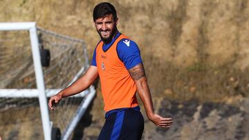 El defensa sevillano de la Real Sociedad, Ra&uacute;l Navas, durante un entrenamiento.