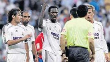 <b>PROTESTAS AL ÁRBITRO</b>. En la imagen, Diarra, que no suele ser muy beligerante con los árbitros, reclama a Undiano un agarrón de Pablo en un córner. El colegiado fue muy criticado por los madridistas después de la expulsión de Ramos. Al final, pitó la conclusión antes de los dos minutos de prolongación.