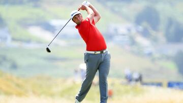 Jon Rahm golpea una bola durante la última jornada del Dubai Duty Free Irish Open en el Ballyliffin Golf Club de Donegal, Ireland.