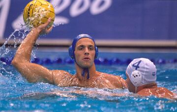 El waterpolo en Hungría es una religión, y Tamas Kasas es uno de sus máximos exponentes. El jugador, nacido en 1976, perteneció al equipo olímpico que fue triple campeón en Sidney, Atenas y Pekín, de 2000 a 2008, cogiendo el relevo de la generación de oro española. Su padre le había marcado el camino en los años 70. El waterpolo lo mamó de niño. Su progenitor, Zoltan, fue plata en Múnich 72. Una historia, de padres e hijos, común en Hungría, donde el waterpolo es el deporte más popular. Otro caso es el de la familia Szivós, que compitieron en unos Juegos abuelo, padre e hijo.