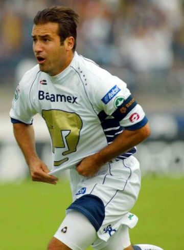 El central debutó en Pumas en 1994 y dejó al equipo hasta el 2006, en Cruz Azul pasó de 2007 a 2009 donde logró subcampeonatos.