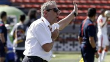 El técnico uruguayo "perfecciona y pone en condición al jugador de fútbol".