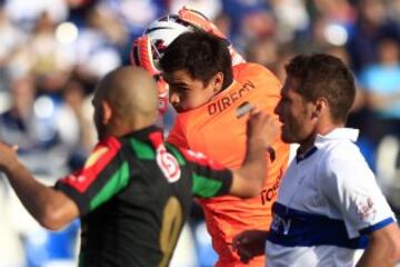 Fútbol, Universidad Católica v Palestino.
Décima fecha, campeonato de Apertura 2015.
El arquero de Universidad Católica,  Cristopher Toselli, controla el balón durante el partido de primera división contra Palestino disputado en el estadio San Carlos de A