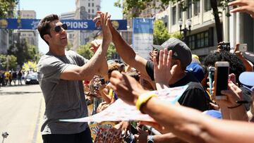 Bob Myers celebra con la afición de los Warriors el campeonato