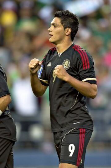 El primer gol de Jiménez con la Selección Mexicana se dio en la Copa Oro del 2013 en la fase de grupos ante Canadá.