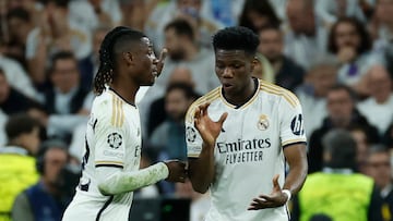 MADRID, 09/04/2024.- Los jugadores del Real Madrid Aurelien Tchouameni (d) y Eduardo Camavinga durante el partido de ida de cuartos de final de la Liga de Campeones que Real Madrid y Manchester City disputan este martes en el estadio Santiago Bernabéu. EFE/Juanjo Martín
