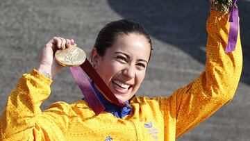 Mariana Paj&oacute;n levanta la medalla de oro en la finales de BMX de los Juegos Ol&iacute;mpicos de Londres.