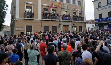 Aficionados y jugadores celebran el ascenso a segunda división por las calles de Elda.